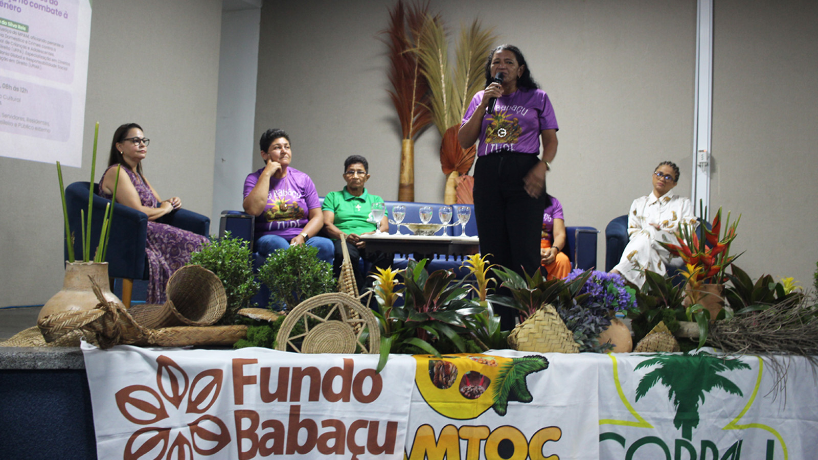 Quebradeiras de Coco do Médio Mearim integram mesa no evento pelo combate à violência contra a mulher